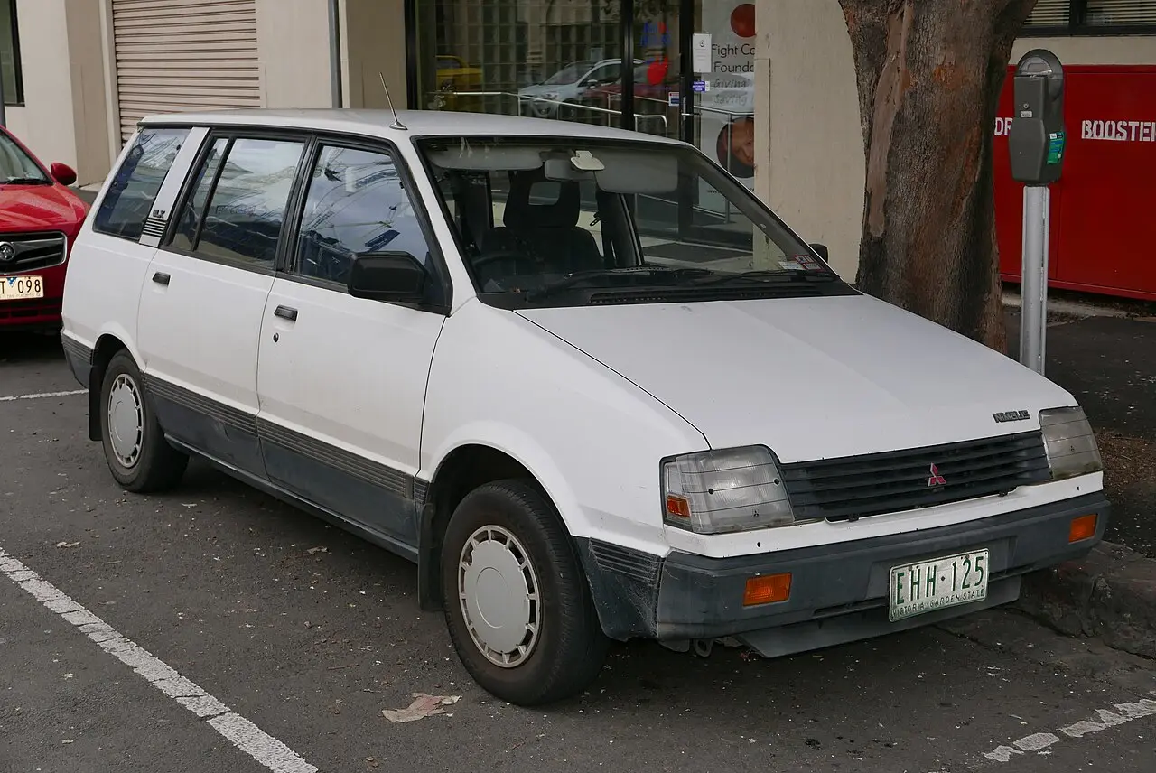 Mitsubishi Space Wagon first generation