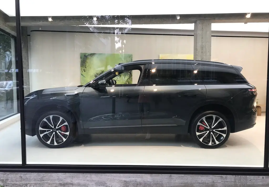 NIO EL8