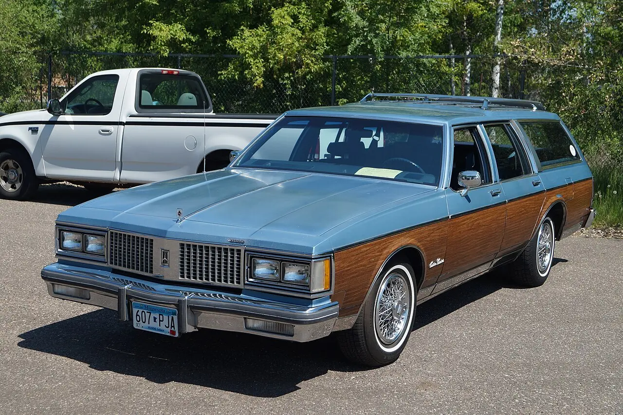Oldsmobile Custom Cruiser second generation