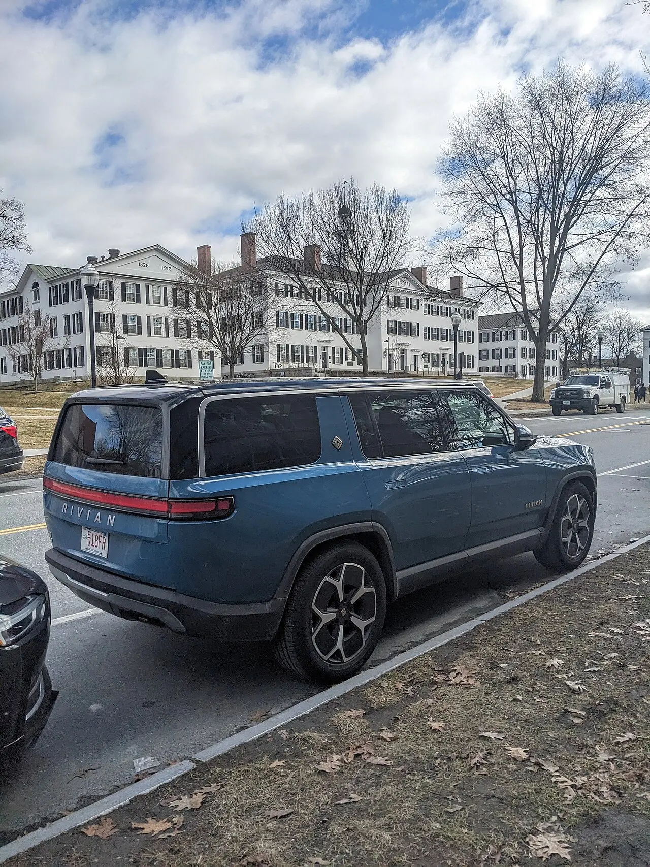 Rivian R1S